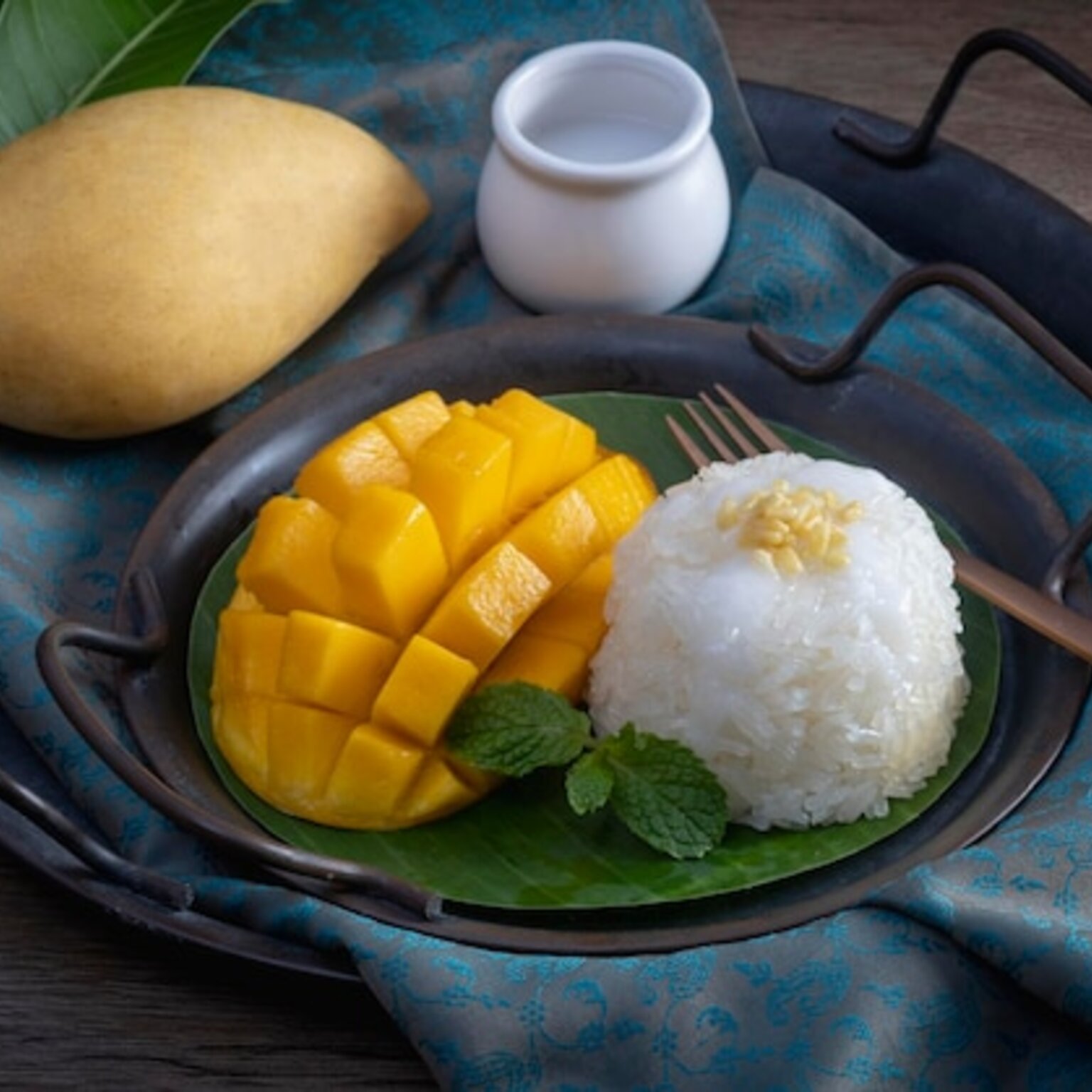 mango-arroz-pegajoso-es-postre-tradicional-popular-tailandia_45583-1843-3